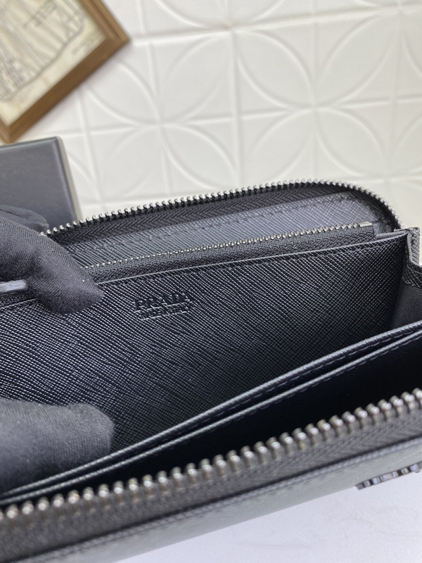 プラダ財布コピー着用イメージ